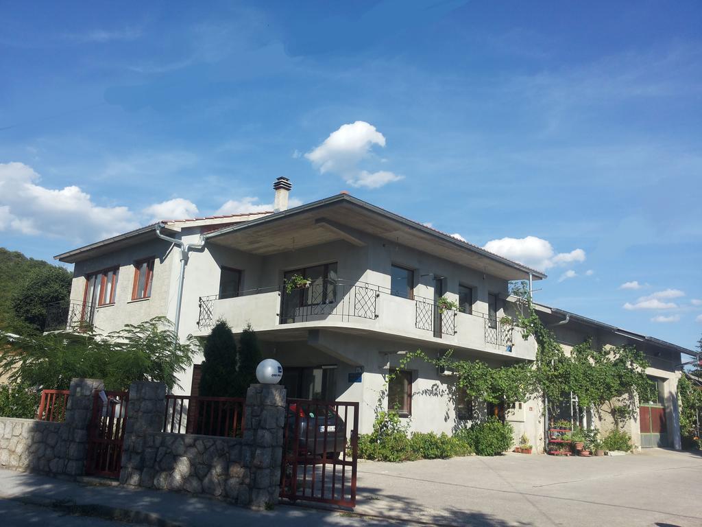 Guest House Sara Podhum Экстерьер фото
